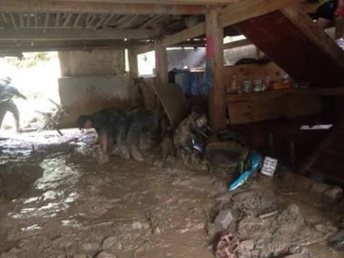 Lực lượng quân đội dầm mình dưới bùn, dọn dẹp nhà cửa giúp dân. (Ảnh: Facebook).