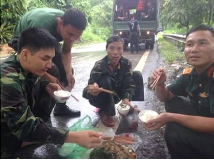 Bữa cơm trưa ăn vội khiến nhiều người xúc động. (Ảnh: Facebook).