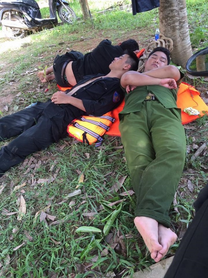 Một số chiến sĩ ngủ trưa ngon lành dưới bóng cây sau nhiều giờ lao động mệt mỏi. (Ảnh: Facebook).