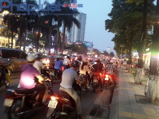 Đường Trần Duy Hưng vào khung giờ cao điểm.