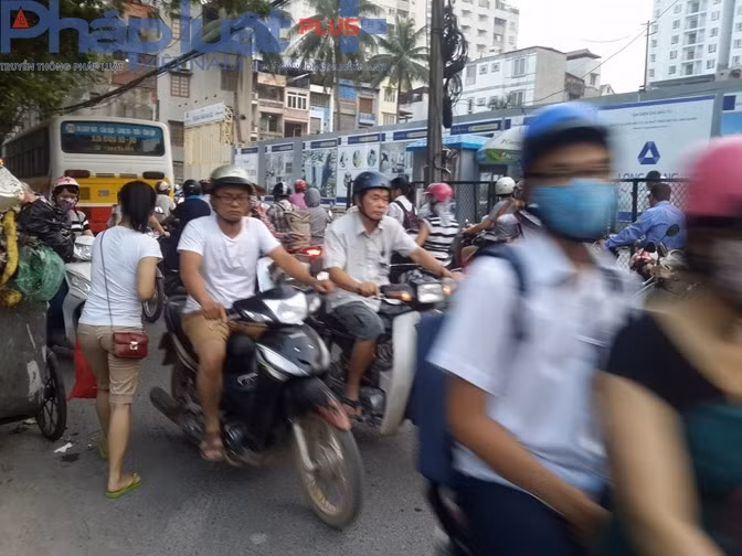 Vào giờ cao điểm, di chuyển qua con đường này rất khó khăn.