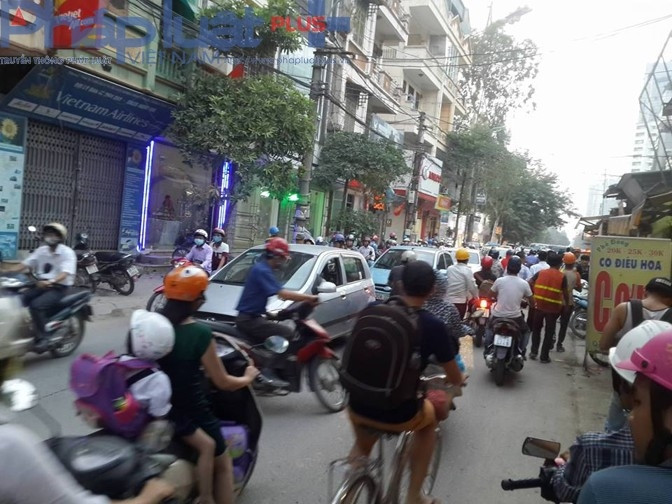 Đường Nguyễn Tuân, ngay cạnh cũng khá nhỏ và thường xuyên xảy ra tình trạng tắc đường.