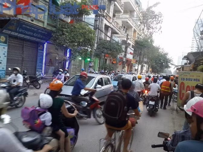 Đường Nguyễn Tuân, ngay cạnh cũng khá nhỏ và thường xuyên xảy ra tình trạng tắc đường.