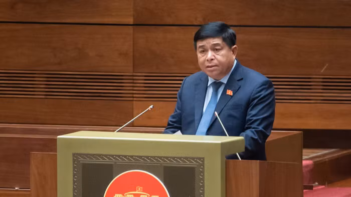 Bộ trưởng Bộ Kế hoạch và Đầu tư Nguyễn Chí Dũng trình bày Tờ trình