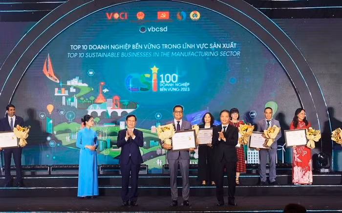 Ông Binu Jacob, Tổng Giám đốc Nestlé Việt Nam nhận chứng nhận doanh nghiệp bền vững nhất Việt Nam trong lĩnh vực sản xuất