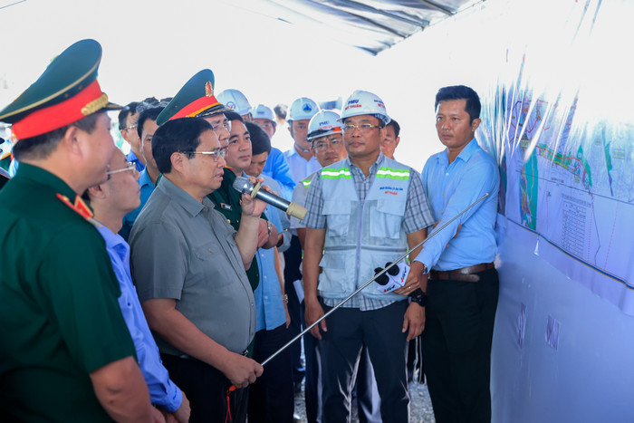 Thủ tướng Phạm Minh Chính kiểm tra trên công trường dự án cao tốc Cần Thơ-Cà Mau thuộc dự án cao tốc Bắc-Nam phía đông