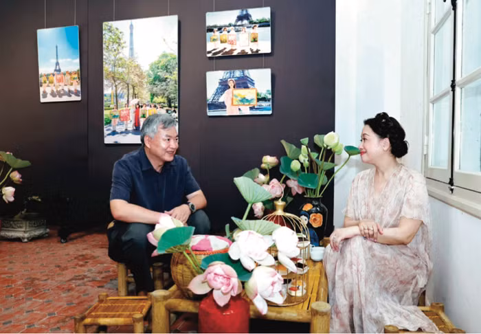 Phạm Thuý Anh vừa tổ chức triển lãm “ Hồng sen - Tháng Sáu”