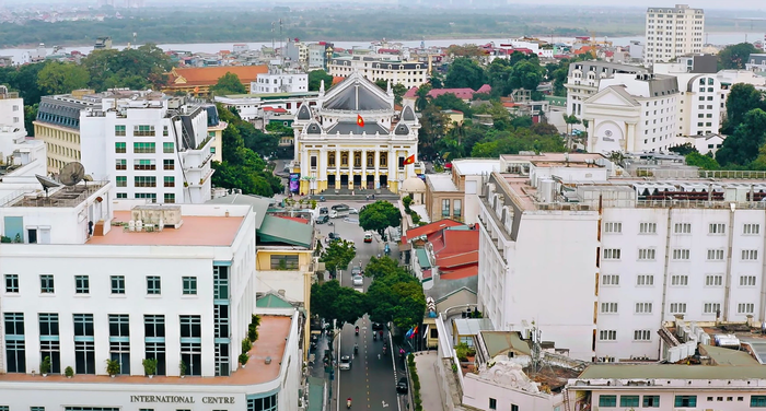 Quận Hoàn Kiếm nằm ở trung tâm thủ đô Hà Nội, gồm 18 phường, rộng 5,29 km2 và có khoảng 156.000 người