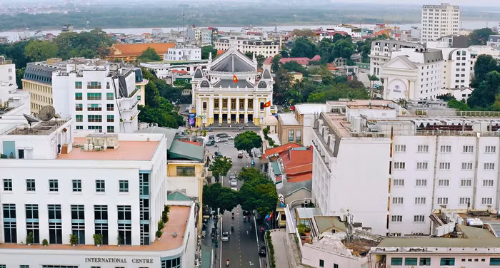 Quận Hoàn Kiếm nằm ở trung tâm thủ đô Hà Nội, gồm 18 phường, rộng 5,29 km2 và có khoảng 156.000 người