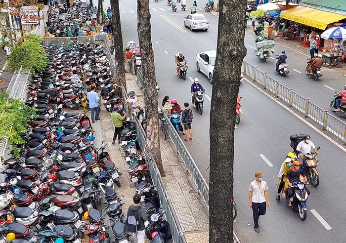 Nhiều bãi đỗ xe đang kinh doanh trên vỉa hè