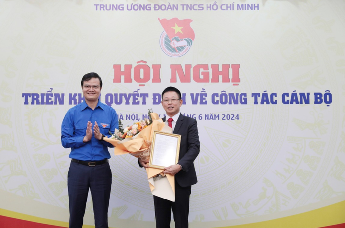 Anh Bùi Quang Huy, Ủy viên dự khuyết Ban chấp hành Trung ương Đảng, Bí thư thứ nhất Trung ương Đoàn trao Quyết định bổ nhiệm nhà báo Phùng Công Sưởng làm Tổng Biên tập Báo Tiền Phong