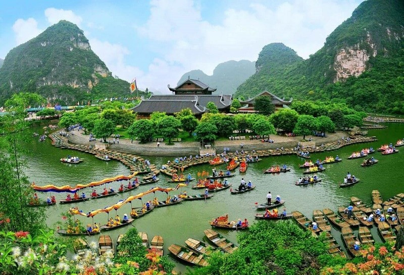Tràng An là một trong những địa điểm du lịch nổi tiếng của Ninh Bình nha-hang-ben-thuyen-trang-an.jpg