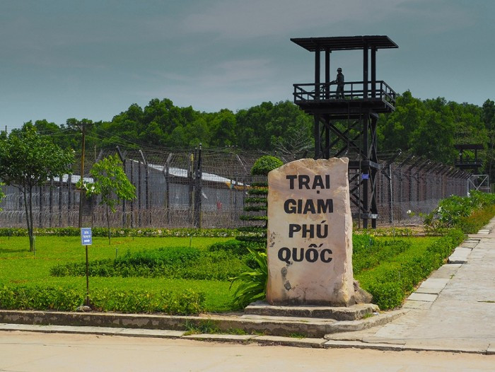 Với những ai yêu thích lịch sử có thể đến tham quan trại giam Phú Quốc nha-tu-phu-quoc-2.jpg
