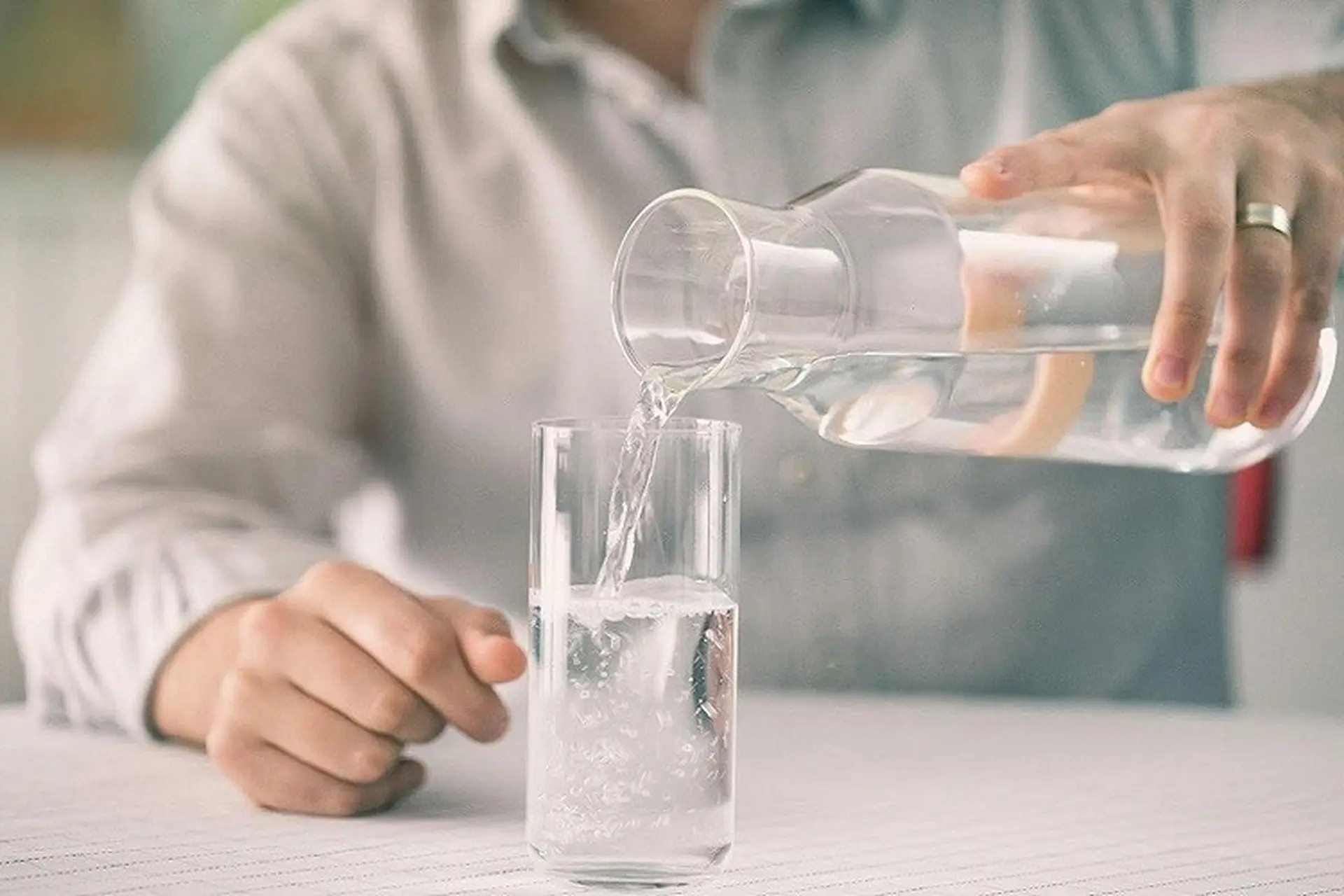 Hạn chế uống quá nhiều nước vì điều này dễ làm dạ dày căng lên và tạo cảm giác no giả 2024-3-5-638452699490851769-uong-nuoc-loc-nhieu-co-tot-khong.jpg