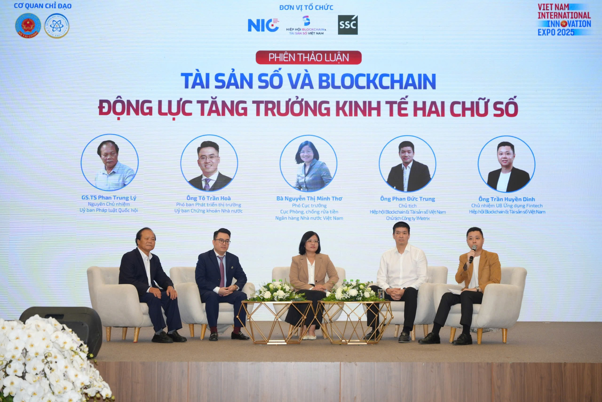 Phiên thảo luận “Tài sản số và Blockchain – Động lực tăng trưởng kinh tế hai chữ số: Cơ hội, thách thức và hành động” panel.jpg