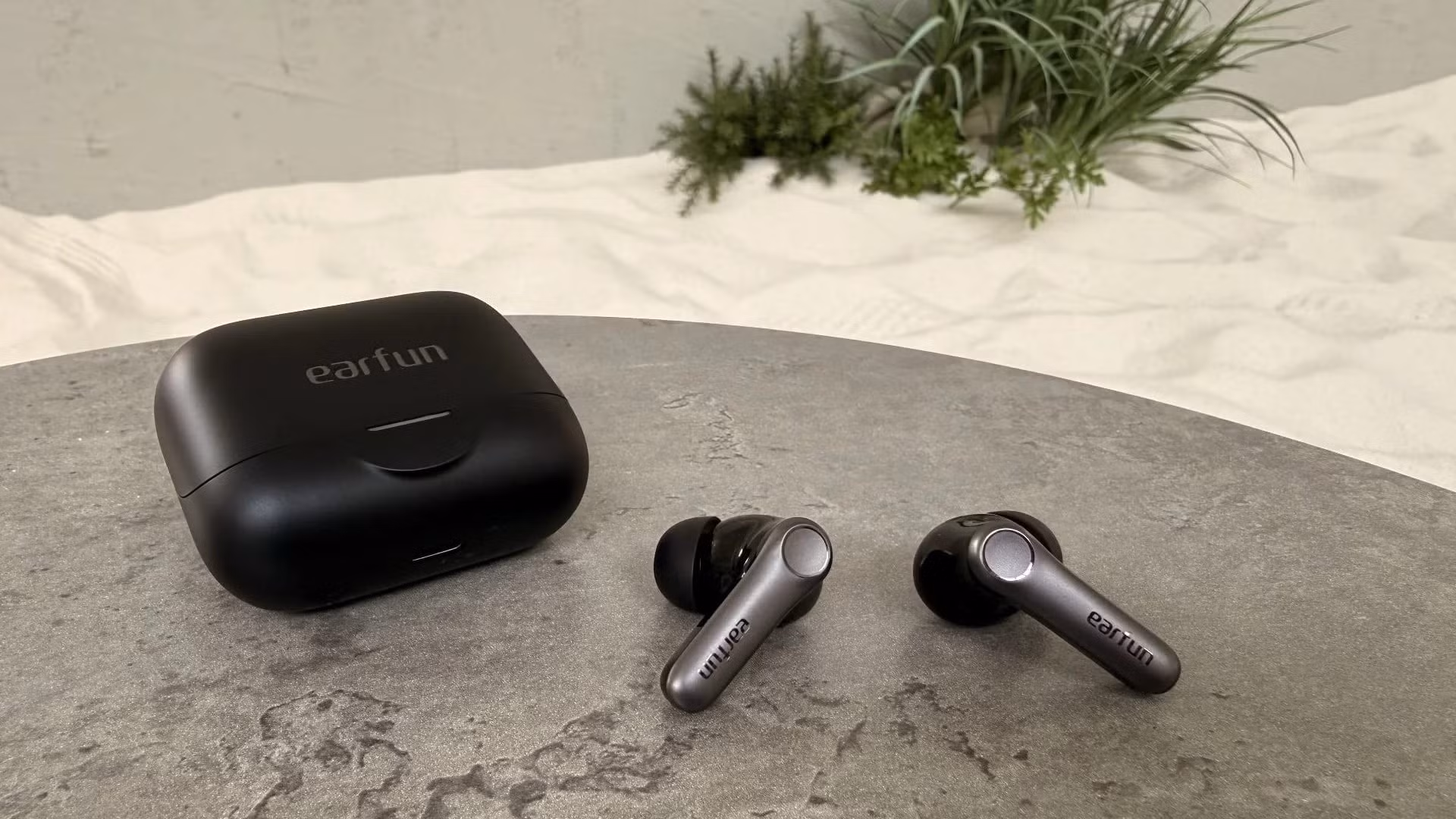 earfunairpro4plusreviewvsearfunairpro4-1.jpg