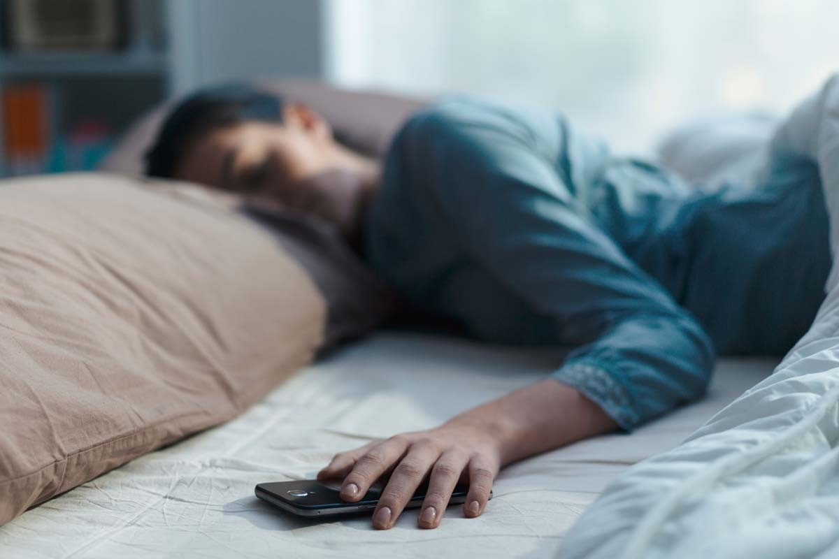 how-far-away-should-your-cell-phone-be-when-you-sleep.jpg