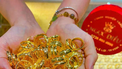 Vàng bật tăng 2 triệu đồng/lượng trong ngày Valentine