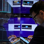 Phố Wall lập đỉnh mới, giới đầu tư tạm gạt đi lo ngại về cuộc điều tra đối với Chủ tịch Fed