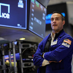Fed nhăm nhe giảm lãi suất, S&P 500 lập đỉnh lịch sử 