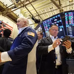 Phố Wall lập đỉnh mới, giá dầu biến động trái chiều