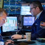 Phố Wall giảm điểm, chờ đón “cơn mưa” dữ liệu kinh tế trong tuần này 