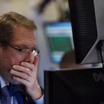 Mỹ - Iran gầm ghè, dầu Brent vượt mốc 105 USD/thùng