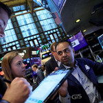 Nasdaq tiếp tục phá đỉnh nhờ đà tăng của các cổ phiếu công nghệ, giá dầu giảm phiên thứ sáu liên tiếp