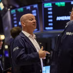 Phố Wall lập đỉnh mới, giá dầu Brent tăng trở lại ngưỡng 100 USD