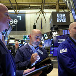 Phố Wall lập đỉnh, giá dầu giảm nhẹ 