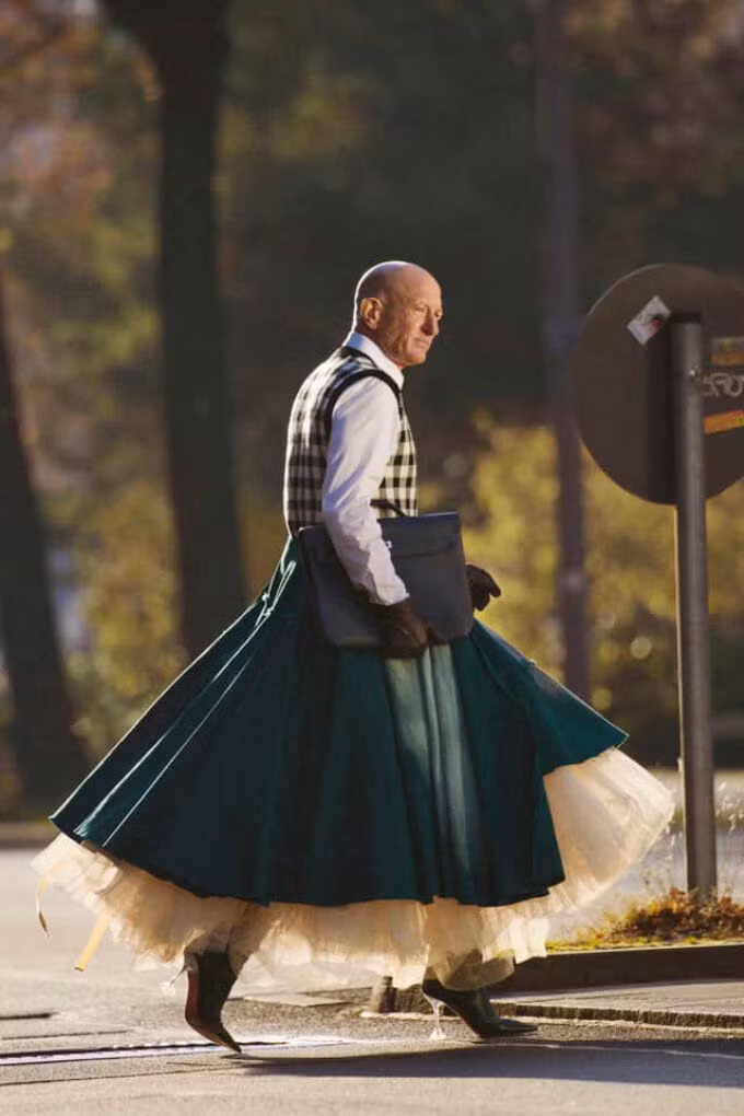 Người đàn ông “phá vỡ nguyên tắc” váy và giày cao gót chỉ dành cho phái nữ-2