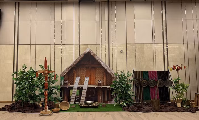 Tại nơi tổ chức họp báo, trưng bày nét văn hóa đặc sắc của người đồng bào vùng Tây Nguyên