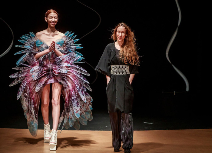 Triển lãm thời trang đậm chất vị lai của Iris van Herpen tại Paris