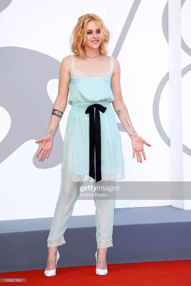 Kristen Stewart khiến công chúng vỡ òa vì makeup mặc dù mặc "đồ ngủ" lên thảm đỏ ảnh 2