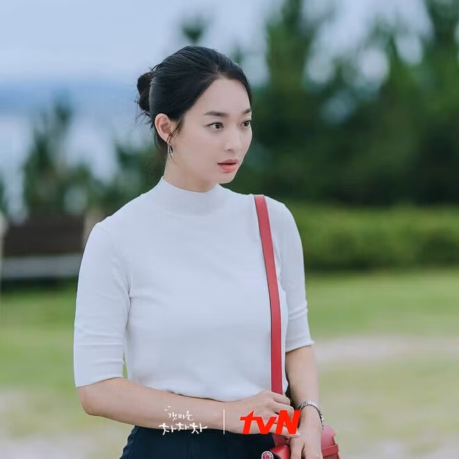 Nha sĩ Shin Min Ah ở quê thì mộc mạc là thế, lên Seoul cái là đổi màu son nhìn "chất" ghê - Ảnh 1.
