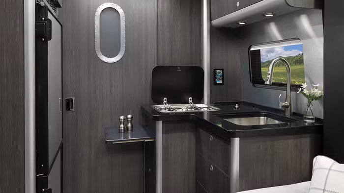 Airstream x Mercedes-Benz 2021 Atlas Touring Coach-4