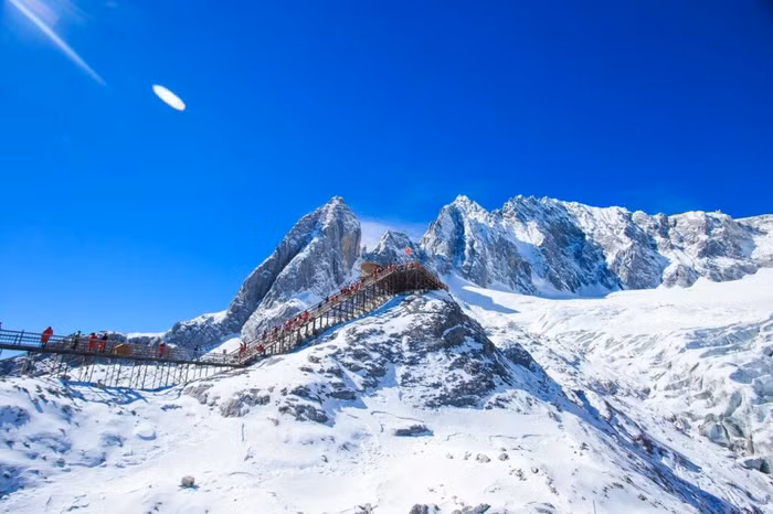 Núi Tuyết Ngọc Long.