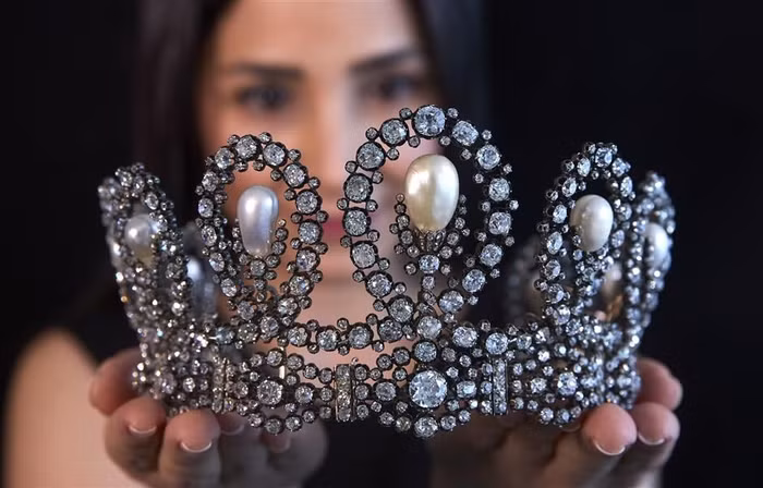 Vương miện hoàng gia Ý được bán đấu giá 1,6 triệu USD