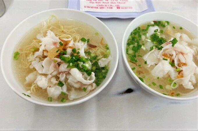 Cơm tấm, hủ tiếu giá cao vẫn hút khách Sài Gòn ảnh 2 hu-tieu-7342-1655973981.jpg?w=680&h=0&q=100&dpr=1&fit=crop&s=9LsWBs1OTTwZNOSyQ7WZHQ