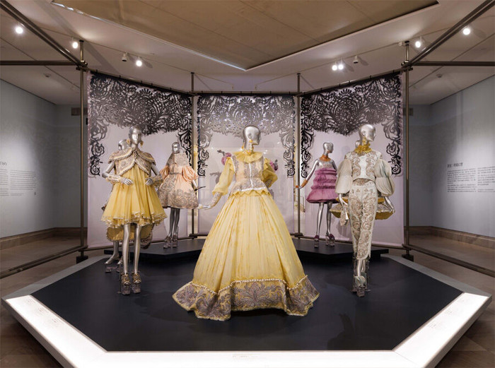 Triển lãm “Guo Pei: Couture Fantasy” thu hút người xem kỷ lục