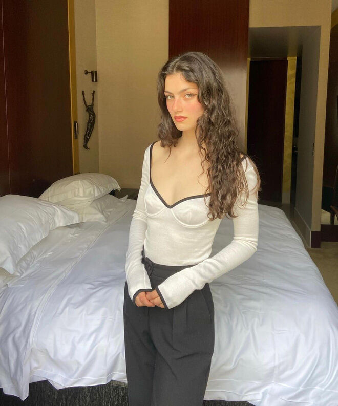 Cách phối áo trắng kiểu Pháp, từ áo sơ mi đến áo dây đều có kiểu mix đẹp ảnh 9