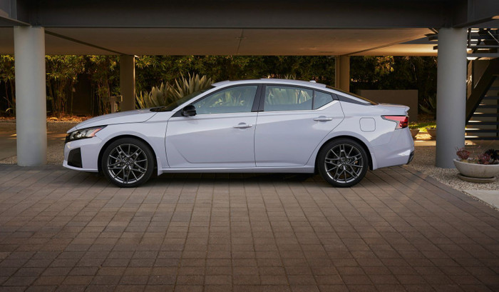 Nissan Altima 2023 ra mắt với lưới tản nhiệt và hệ thống giải trí mới ảnh 1