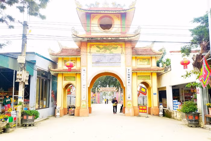 Cổng Chùa cổ kính, uy nghi, toạ lạc tại làng Mậu Xương, ngay trung tâm xã Quảng Lưu.
