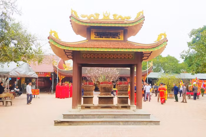 Người dân dâng hương trước khi vào chính điện