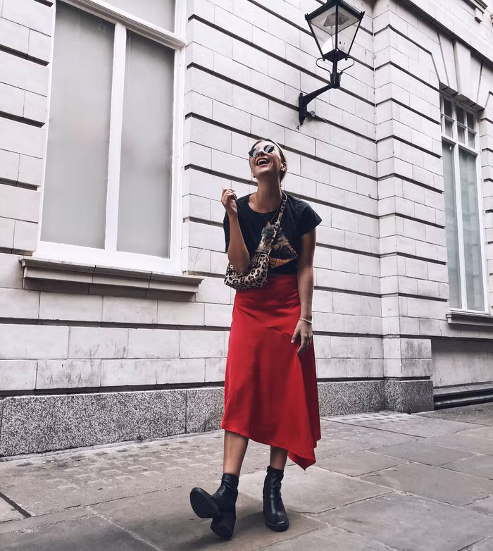 F5 phong cách với chân váy lụa satin-5