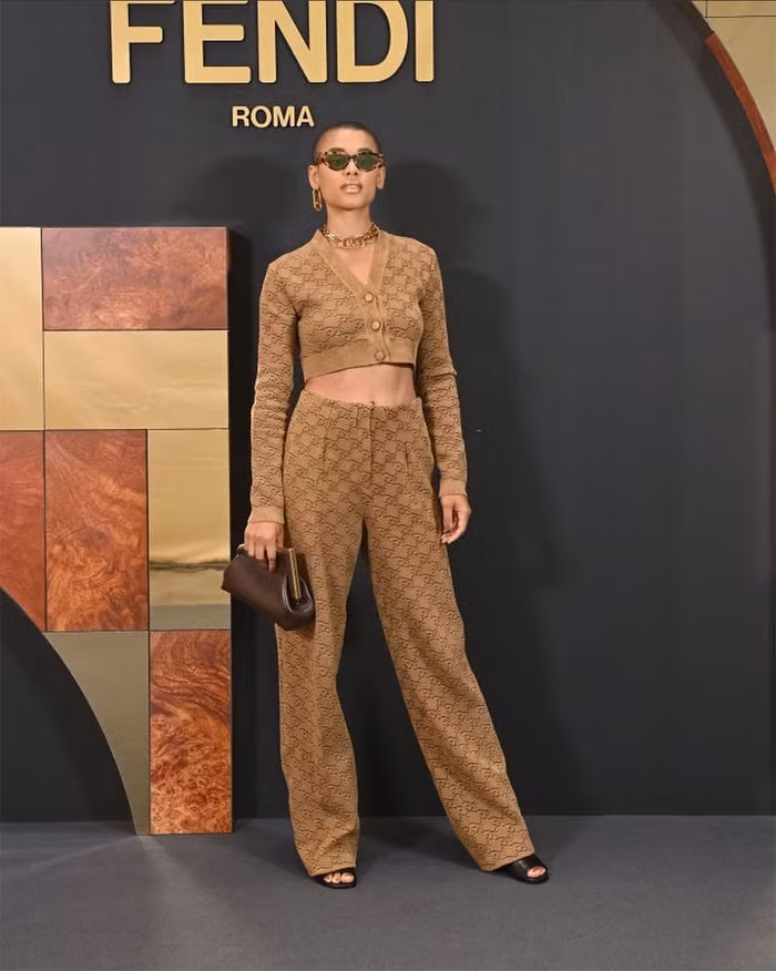 Các ngôi sao đã phối đồ với chiếc túi Fendi First như thế nào?-6