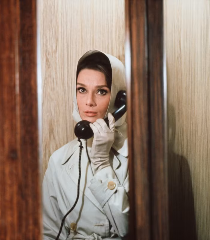 Nữ minh tinh Audrey Hepburn khăn lụa phụ kiện