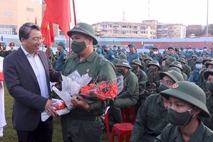 Bí thư Tỉnh ủy Nguyễn Hải Ninh tặng hoa và quà, động viên thanh niên trước lúc lên đường nhập ngũ