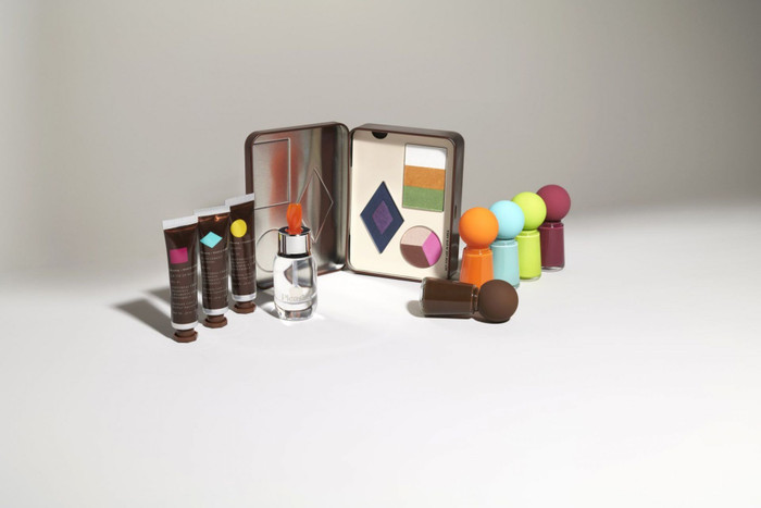 Harry Styles giới thiệu bộ sưu tập các sản phẩm trang điểm mới ảnh 3 Harry Styles giới thiệu bộ sưu tập các sản phẩm trang điểm mới ảnh 3