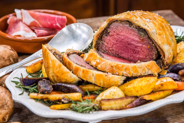 Bò cuộn đút lò Wellington - Vua của các bữa tiệc sang trọng ở Châu Âu